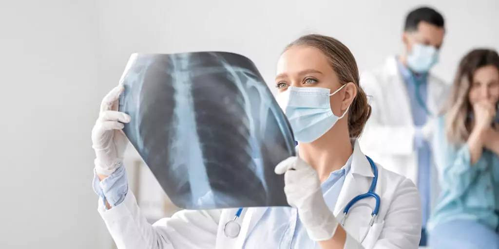 Médica analisando raio-x de pulmões