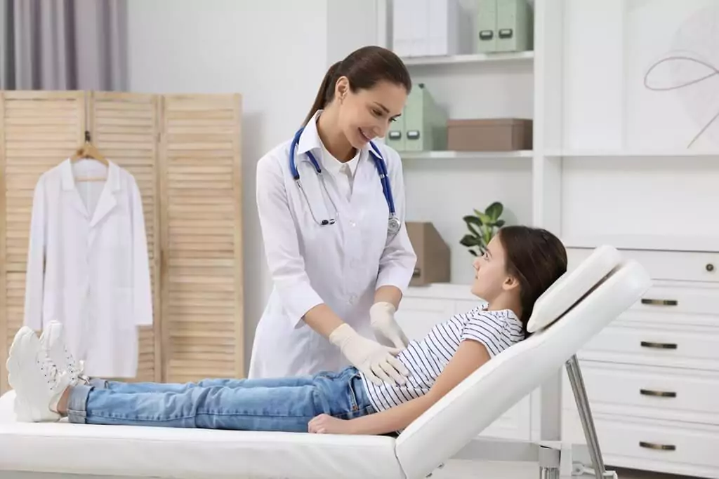 médica examinando menina